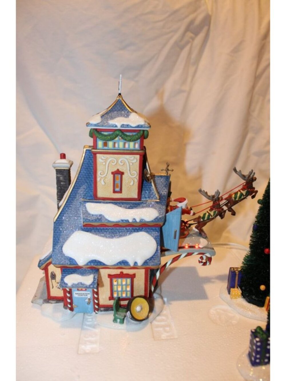 Dept 56 North Pole - Santa's Sleight Launch Gift Set - Picture 7 of 11